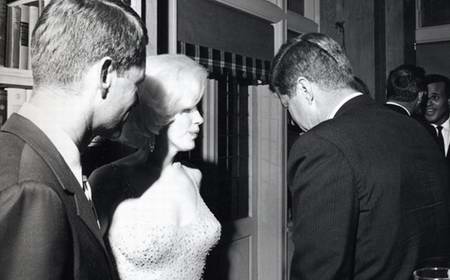 19.05.1962: Marilyn Monroe mit Robert und John F. Kennedy nach Geburtstagsgala des US-Präsidenten