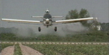 Versprühen des Herbizids Roundup (R) aus dem Flugzeug