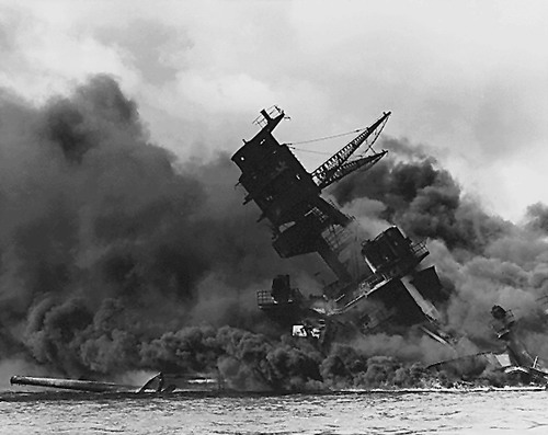 Pearl Harbor 07.12.1941: USS Arizona sinkt