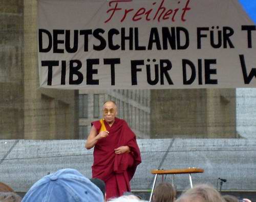 Der Dalai Lama 2008 vor dem Brandenburger Tor Quelle: wikipedia.de 