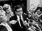 Nixon-Berater Charles Colson umringt von Medienvertretern vor dem Gerichtsgebäude