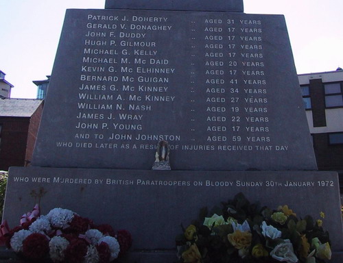 Bloody-Sunday-Denkmal in Derry mit den Namen der am 30.01.1972 getöteten Demonstranten