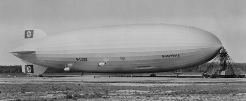 Das Luftschiff LZ 129 „Hindenburg" 1936, im Jahr vor der Katastrophe, am US-Marine-Stützpunkt Lakehurst bei New York 