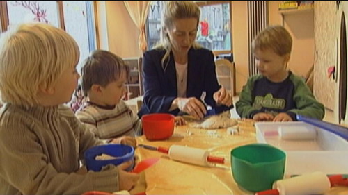 007: Bundesfamilienministerin Ursula von der Leyen (CDU) wirbt für Kinderkrippen und will bis 2013 50 000 Betreuungsplätze schaffen. 