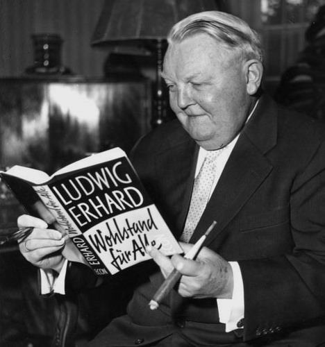 Bundeswirtschaftsminister Ludwig Prof. Dr. Erhard 1957 mit seinem Buch "Wohlstand für alle"