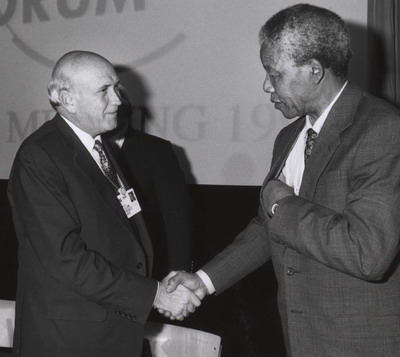 Der Südafrikanische Staatspräsident Frederik de Klerk und Nelson Mandela  1992