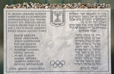 Gedenktafel an der Connollystraße 31 im Olympischen Dorf in München, wo der Überfall geschah