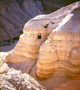 Höhlen im Gebiet von Qumran, wo ab 1947 die Schriftrollen gefunden wurden