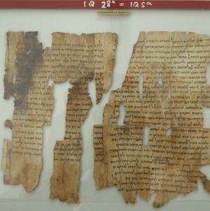 Fragment einer Schriftrolle vom Toten Meer 1Q28 Nationalmuseum Jordanien in Amman