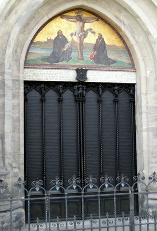 Die 95 Thesen am heutigen Portal der Schlosskirche zu Wittenberg