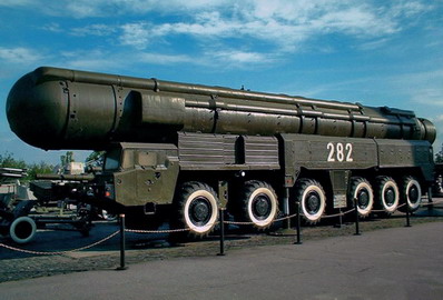 Sowjetische Mittelstreckenrakete SS-20 (Nato-Bezeichnung, sowjetisch: RSD-10) auf mobiler Abschussrampe MAZ-547