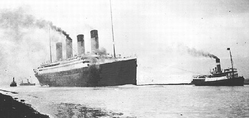 02.04.1912, 12 Tage vor ihrer Kollision mit einem Eisberg wird die RMS TITANIC von Schleppern aus ihrem Bauhafen in Belfast gezogen