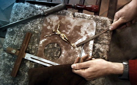 Ben X - Szene: In der Metallwerkstatt seiner Schule arbeitet Ben sein Kruzifix zu einer Waffe um.