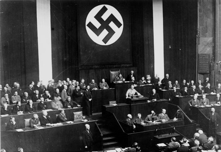 23.03.1933: Reichskanzler Adolf Hitler trägt in seiner ersten Rede vor dem Reichstag - Ermächtigungsgesetz