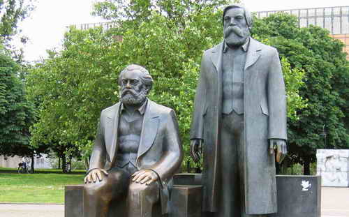 Denkmal für Karl Marx und Friedrich Engels vor dem inzwischen abgerissenen Palast der Republik, Sitz der Sitz der Volkskammer der DDR, in Berlin-Mitte
