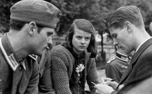 Die drei am 22.02.1943 in München hingerichteten Mitglieder des studentischen Widerstands "Weiße Rose", von links: Hans Scholl, Sophie Scholl und Christoph Probst, Mitglieder des studentischen Widerstands "Weiße Rose", im Sommer 1942