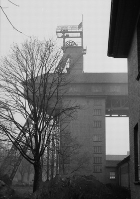 November 1963: Fahne am Förderturm der Grube Mathilde bei Lengede als Zeichen der Trauer auf Halbmast