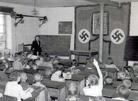 Schule im Nationalsozialismus, Klassenzimmer um 1940