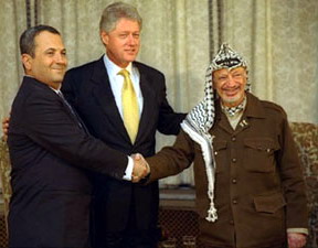 Fatah- und PLO-Chef Jassir Arafat (r.) mit Ägyptens Präsidenten Ehud Barak (l.) und US-Präsident Bill Clinton in Camp David