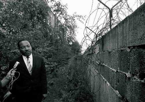 13.09.1964: Martin Luther King jr. (35) besucht die Stelle der Berliner Mauer, wo man Morgen einen schwer verletzten DDR-Flüchtlling über die Mauer gezogen hat 