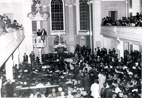 13.09.1964: Martin Luther King am Abend mit Übersetzer auf der Kanzel der völlig überfüllten Sophienkirche in Ostberlin.