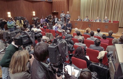 09.11.1989: Günter Schabowski, Mitglied des Politbüros und Sekretär des ZK der SED, verkündet auf der internationalen Pressekonferenz die Reisefreiheit für DDR-Bürger.