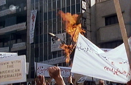 Teheran, Iran, 1979: Khomeini-Anhänger protestieren gegen die US-Politik und fordern die Auslieferung ihres gestürzten Schahs (Mohammad Reza Pahlavi).