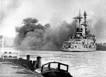 01.09.1939: Das deutsche Schlachtschiff "Schleswig-Holstein" feuert auf polnische Munitionslager auf der Westerplatte vor Danzig (heute Gdansk) 