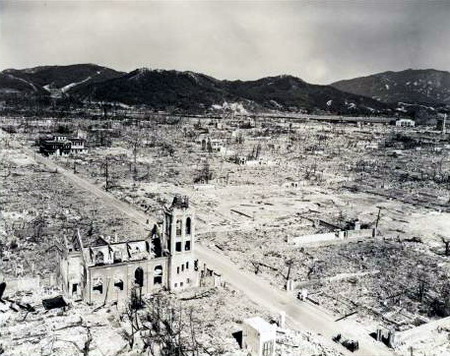Hiroshima nach dem Atomschlag am 6. August 1945. Nur die Kirchenmauern blieben stehen. 
