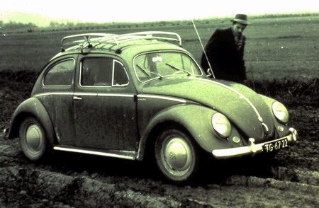 Ab 1957 fährt Bruder Andrew (Anne van der Bijl) mit einem VW-Käfer regelmäßig in die Länder hinter dem Eisernen Vorhang. Es ist der Anfang des internationalen Hilfswerks Open Doors 