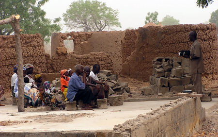 Gottesdienst in einer zerstörten Kirche in Nigeria Foto: © Open Doors 