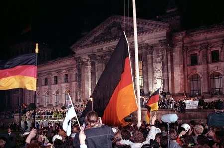 03.10.1990: Wiedervereinigungsfeier vor dem Berliner Reichstagsgebäude - /Hunderttausende sind dabei, als die schwarz-rot-goldene Bundesfahne gehisst wird 