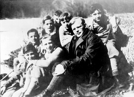 Dietrich Bonhoeffer im Frühjahr 1932 in Berlin als junger Pfarrer mit Schülern