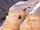 1947 ein Beduine in einer Höhle bei Qumran am Toten Meer Tonkrüge mit für alten verklebten Schriftrollen.