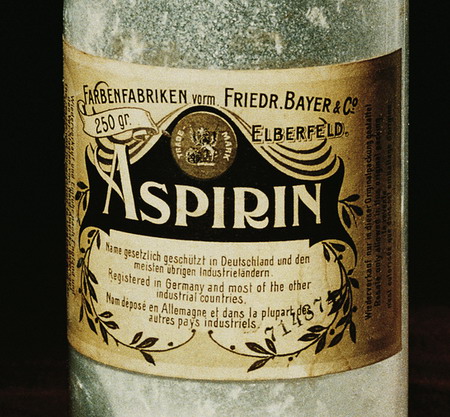 1897 synthetisierte Chemiker Dr. Felix Hoffmann Acetylsalicylsäure (ASS), die sich Bayer (damals Farbenfabriken vorm. Friedrich Bayer AG) 1899 als Aspirin® unter einem Warenzeichen schützen ließ und auf den Markt brachte