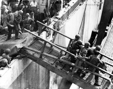 08.09.1947: Im Hamburger Hafen zerren britische Soldaten die jüdischen Flüchtlinge von Bord,, die mit der Exodus nach Pallästina gelangen wollten