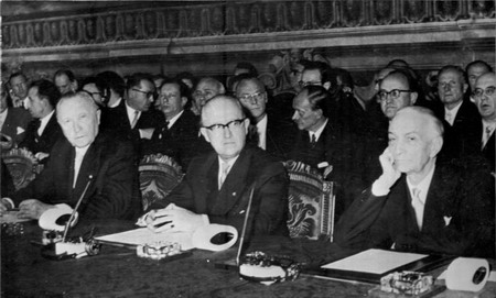 25.03.1957: Bundeskanzler Konrad Adenauer, sein Staatssekretär Walter Hallstein und der italienische Ministerpräsident Antonio Segni (von links) bei Unterzeichnung der Römischen Verträge