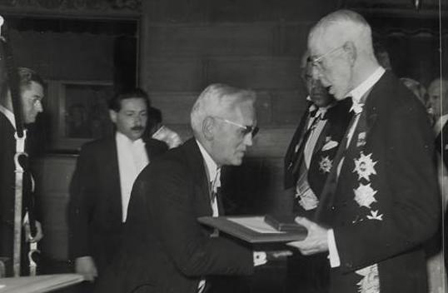 Alexander Fleming erhält für Entdeckung des Penicillin den Nobelpreis für Medizin.