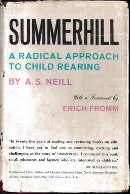 Das berühmteste Werk von Alexander Sutherland Neill: Links die englische Origanalausgabe Summerhill - A Radical Approach to Child Rearing (Summerhill - Ein radikaler Denkansatz zur Kindererziehung)