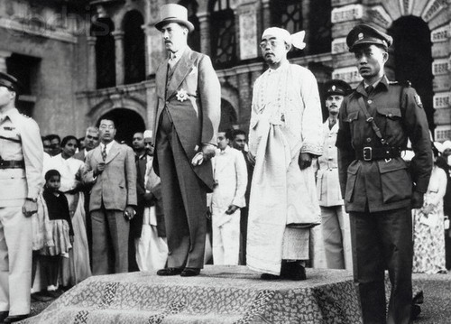 04.01.1948: Großbritanien entlässt Birma in die Unabhängigkeit. Der britische Gouverneur Hubert Elvin Rance (links im Bild) und Birmas erster Präsident Sao Shwe Thaik