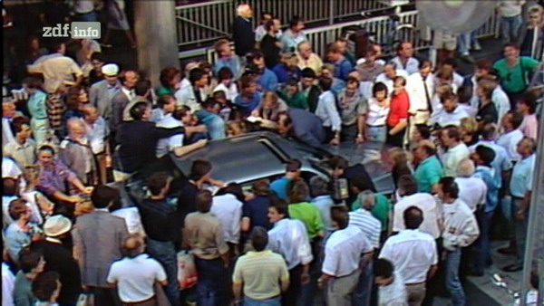 18.08.1988, 3. Tag des Geiseldramas, das in Gladbeck begann: Der Fluchtwagen umringt von Reportern und Schaulustigen vor dem Gebäude des WDR in Köln.