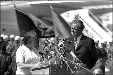 07.06.1973: Die israelische Ministerpräsidentin Golda Meir begrüßt Bundeskanzler Willy Brandt auf dem Flughafen Lod in Tel Aviv 