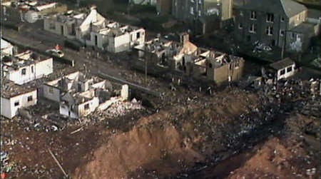Dezember 1988: Durch den Bombenanschlag auf den US-Jumbo PAN AM 103 zerstörte Häuser des schottisches Dorf Lockerbie nach dem Anschlag. 11 Dorfbewohner kamen dabei ums Leben. 