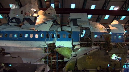 In mühevoller Kleinarbeit rekonstruierten Experten die Trümmerteile der Flugzeugseite, an der man ein Loch entdeckt hatte. Die PAN AM 103 als Puzzle der Tragödie. Für die Ermittler stand bald fest. Eine Bombe in einem Gepäckcontainer im vorderen Frachtraum neben der linken Außenwand der Boing hatte eine Explosion verursacht, wo Explosionswellen den größten Schaden anrichten konnten.