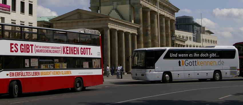 30.05.2009: Gottlos-glücklich-Bus (links) und Gottkennen-Bus vor dem Brandenburger Tor in Berlin