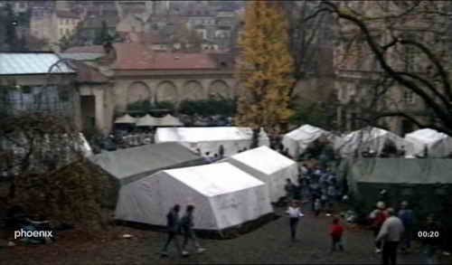 Tausende DDR-Flüchtlinge im Garten der bundesdeutschen Botschaft in Prag. Trotz Schließung wegen Überfüllung und trotz Behinderung durch tschechische Polizisten überwanden 1989 immer wieder DDR-Bürger den Zaun zur Botschaft. 