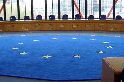 Gerichtssaal des Europäischen Gerichtshofs für Menschenrechte (EuGHMR oder EGMR) - vormalig Sitzungssaal der Kommission Foto: gnu-Lizenz / wikipedia.de
