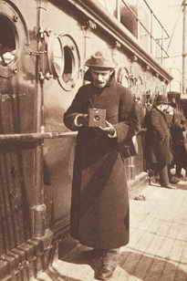 George Eastman mit einer Kodak-Kamera 
