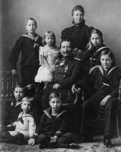 Kaiser Wilhelm II. (Mitte), Kaiserin Augusta Victoria *22.10.1858 mit ihren sieben Kindern, 1896