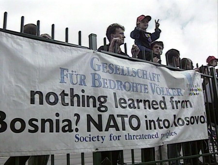 08.06.1998: Am Rande einer Konferenz der EU-Außenminister forder die „Gesellschaft für bedrohte Völker“ (GfbV) auf einem großen Transparent „nothing learned from Bosnia? Nato into Kosovo!“ (Nichts von Bosnien gelernt? NATO in den Kosovo!) 